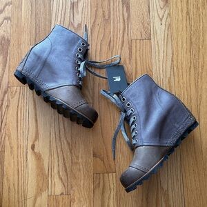 Sorel sz 8.5 Joan of Arctic wedge Gray and Brown Lace-Up Boots NWT new w/ tags